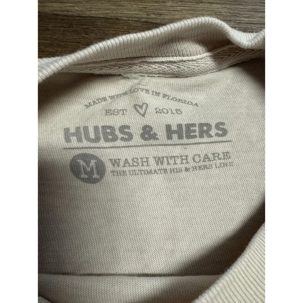 Hubs & Hers Cool Moms Club Graphic Tee Beige Sand Puff Print T-Shirt Medium - Picture 3 of 4